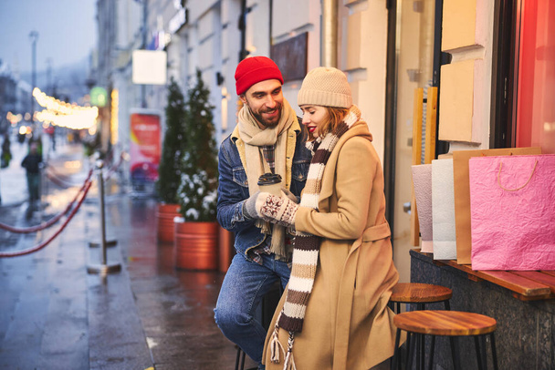 Happy young couple dating in city before Christmas - Zdjęcie, obraz