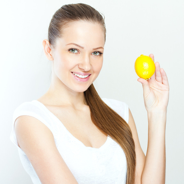 Portrait of young happy smiling woman with lemon - Zdjęcie, obraz