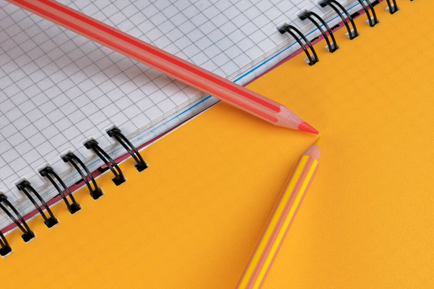 Composición diseño de arte con cuaderno de hojas sueltas con tapa amarilla de cerca - Foto, imagen