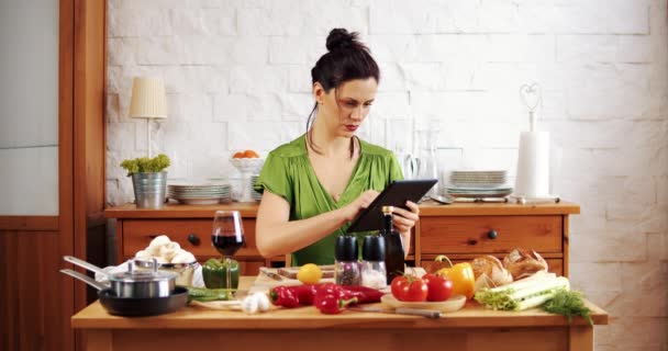 Красива жінка перевіряє рецепт весняної їжі на планшеті
 - Кадри, відео