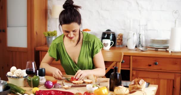 Hermosa mujer preparando deliciosa comida de primavera de verduras frescas - Metraje, vídeo
