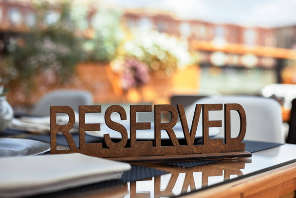 Panneau de table réservé dans un restaurant sur la terrasse d'été - Photo, image