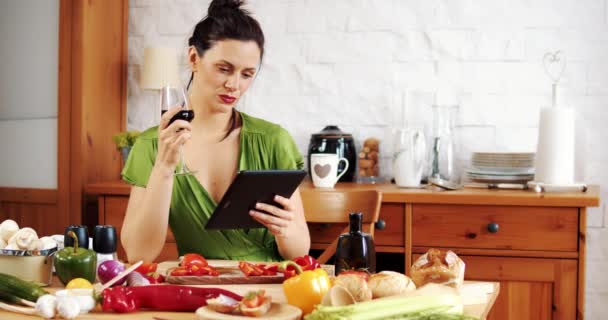Mooie vrouw controleert het recept voor voorjaarsvoedsel op de tablet - Video