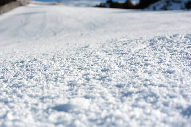 Neige sur la piste de ski par temps ensoleillé. - Photo, image