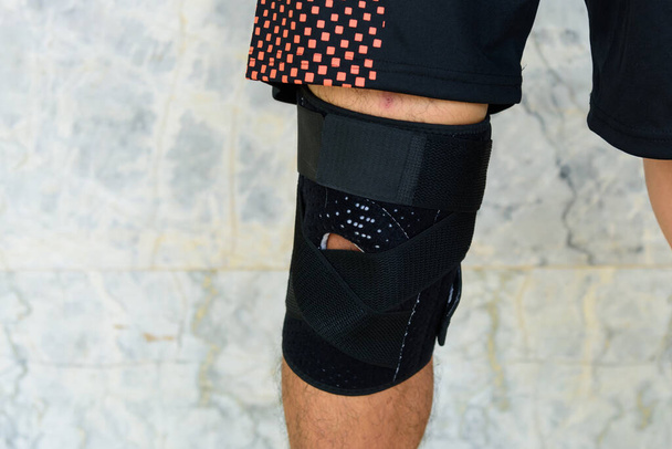  Knee Support Brace Patella with sunlight in the park / Knee Pads Hole Sports - Foto, Imagem