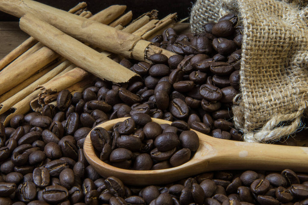 кавові зерна та кориця на дерев'яному столі
 - Фото, зображення