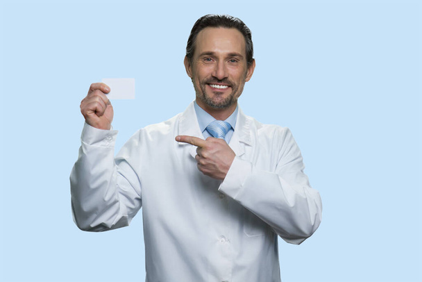 Ανώτεροι γιατροί δείχνουν λευκή επαγγελματική κάρτα. - Φωτογραφία, εικόνα