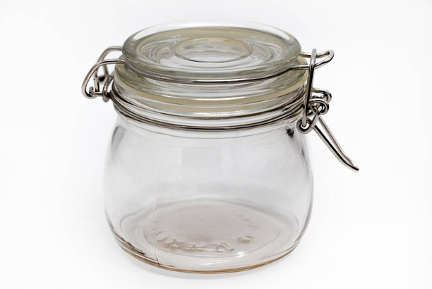 άδειο γυάλινο βάζο με σφραγισμένο καπάκι για αποθήκευση τροφίμων, σε λευκό φόντο - Φωτογραφία, εικόνα