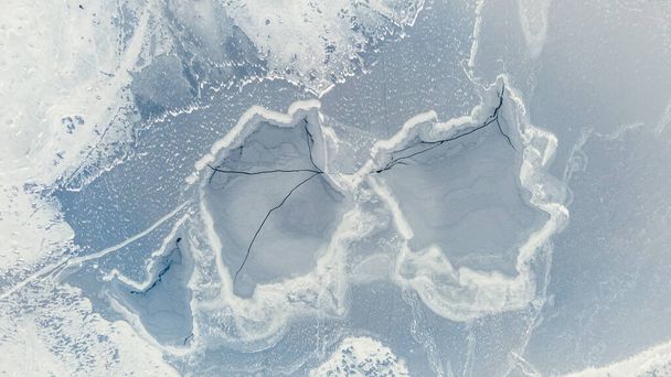 Αεροφωτογραφία της παγωμένης λίμνης. Έννοια χειμερινού υποβάθρου. - Φωτογραφία, εικόνα