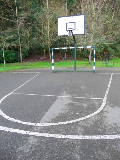 Üres kosárlabda játszótér gyerekeknek - Fotó, kép
