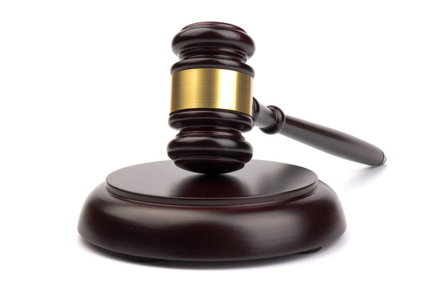 Marteau de juge en bois avec un support sur fond blanc. Droit, justice et vente aux enchères. - Photo, image