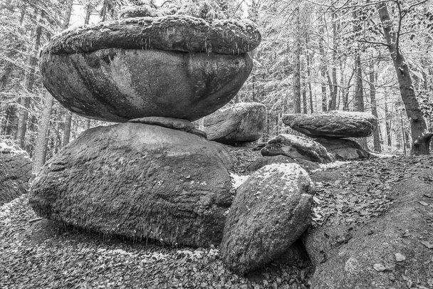 Wackelstein perto de Thurmansbang megalith formação de rochas de granito no inverno na floresta da Baviera, Alemanha - Foto, Imagem