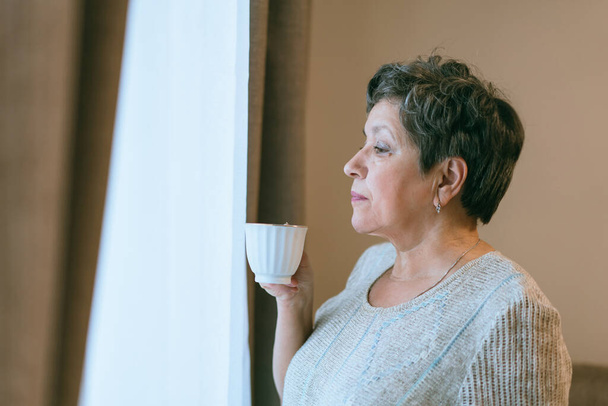 Starší žena pije kávu - Fotografie, Obrázek