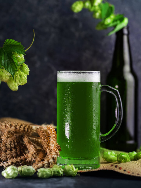 Közelkép egy pohár zöld, hagyományos ír sörről Szent Patrik napján. zöld komló - Fotó, kép