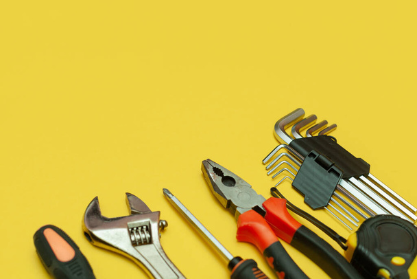 herramientas sobre fondo amarillo aislado - Foto, Imagen