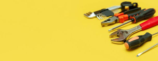 Werkzeuge auf isoliertem gelben Hintergrundpanorama - Foto, Bild