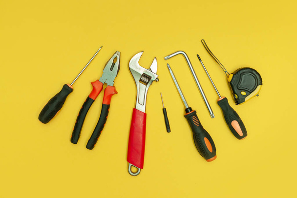herramientas sobre fondo amarillo aislado - Foto, imagen