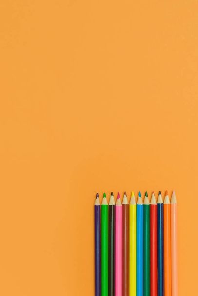 barevné tužky na žlutém pozadí - Fotografie, Obrázek