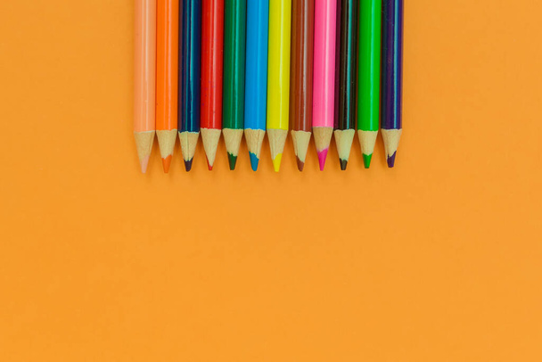 barevné tužky na žlutém pozadí - Fotografie, Obrázek