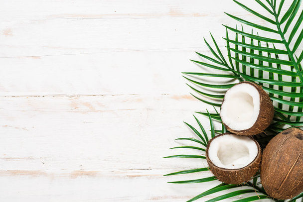 Palmové listy a kokosový ořech na pohled shora. - Fotografie, Obrázek
