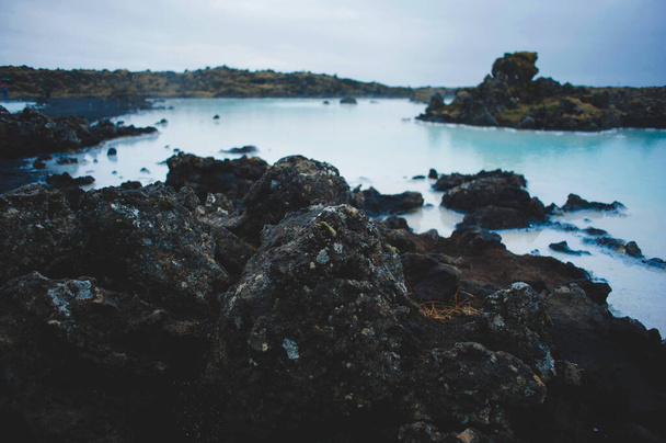 Detailní pohled na sopečnou lávu a termální vody Modré laguny. Island - Fotografie, Obrázek