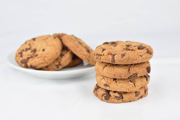biscotti con gocce di cioccolato su sfondo bianco - Foto, immagini