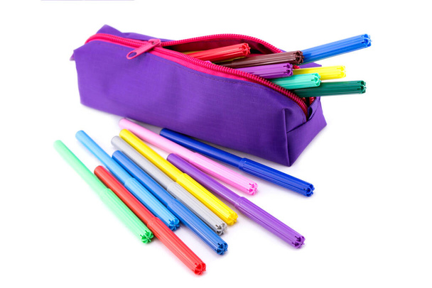 Astuccio a matita con pennarelli multicolori su sfondo bianco - Foto, immagini