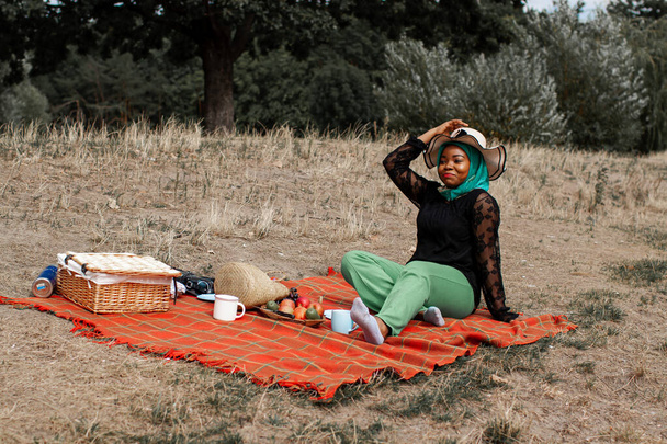 Αφρικανική μουσουλμανική αμερικανική κυρία τρώει νόστιμη σαλάτα λαχανικών στο πικνίκ - Φωτογραφία, εικόνα