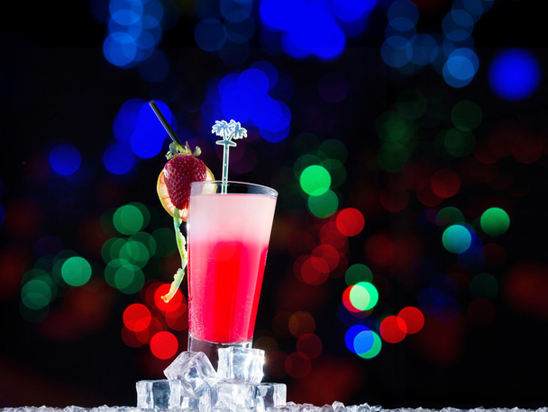 Fresh strawberry cocktail over black - Valokuva, kuva