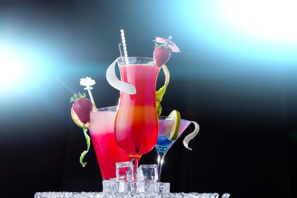 Fresh strawberry cocktail over black - Foto, afbeelding