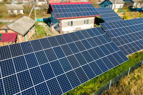 Privates Haus mit erdverbundenen Photovoltaik-Modulen zur Erzeugung sauberen Stroms. Autonomes Wohnkonzept. - Foto, Bild
