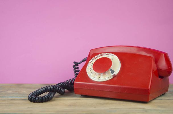 Retro rode roterende telefoon op roze achtergrond, Vintage stijl  - Foto, afbeelding