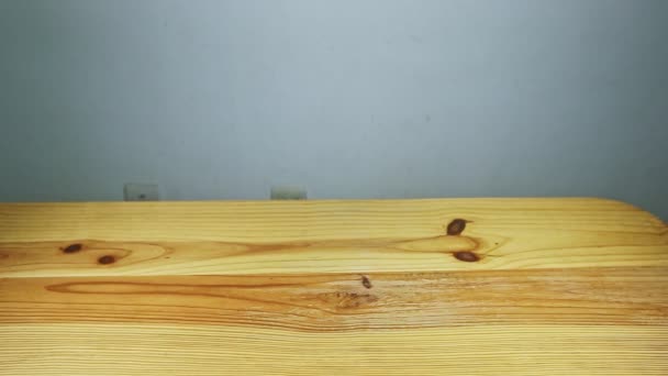 leerer rustikaler Stil hellgelber Holztisch steht vor grauer Wand - Filmmaterial, Video