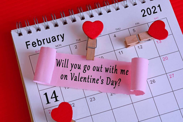 Papier déchiré sur Février calendrier 2021 avec phase - Voulez-vous sortir avec moi le jour de la Saint-Valentin  - Photo, image
