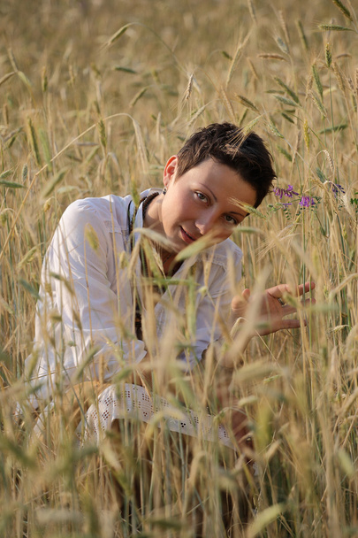 Young girl on wheat field - Fotó, kép