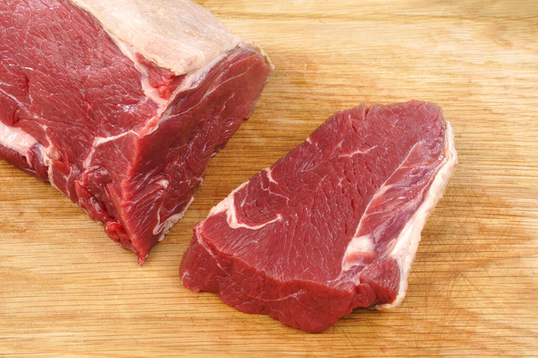   Fresh beef on chopping board                              - Фото, изображение