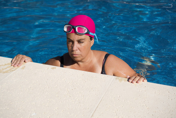 jovem mulher exercitando e relaxando na piscina - Foto, Imagem