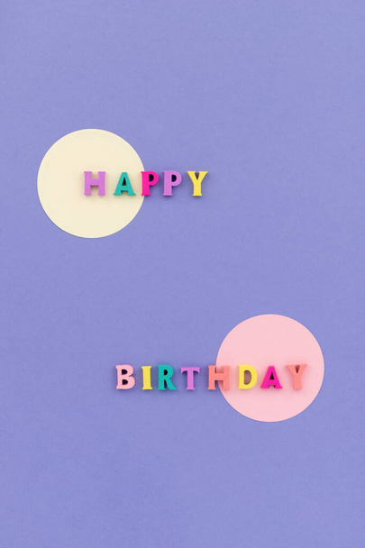 Текст поздравления с днем рождения из деревянных цветных букв - Фото, изображение