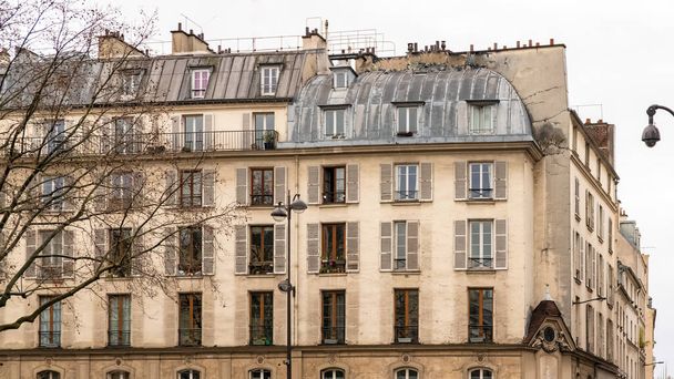 Parijs, typische gevels, prachtige gebouwen in het centrum - Foto, afbeelding