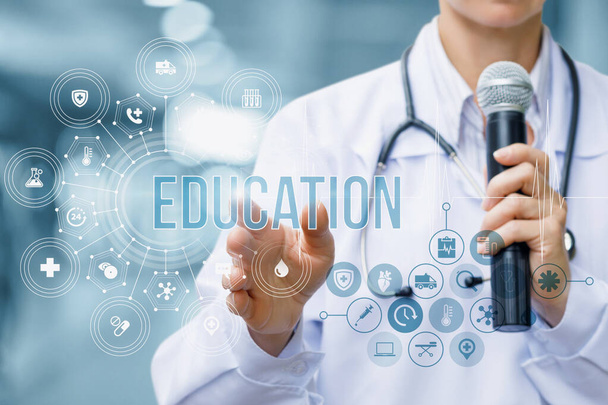 Orvosi oktatás koncepciója. A beszélő orvos rákattint az oktatás szóra. - Fotó, kép