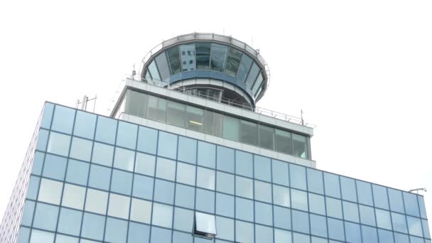 Port lotniczy Praga - wieża kontrolna - Materiał filmowy, wideo