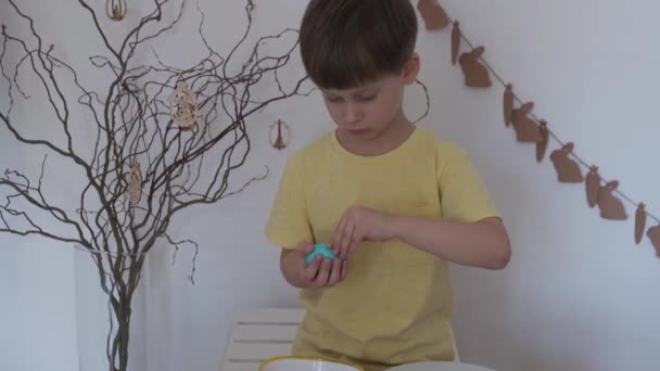 Mutlu Paskalyalar. Küçük çocuk Paskalya yumurtasını soyar - Video, Çekim