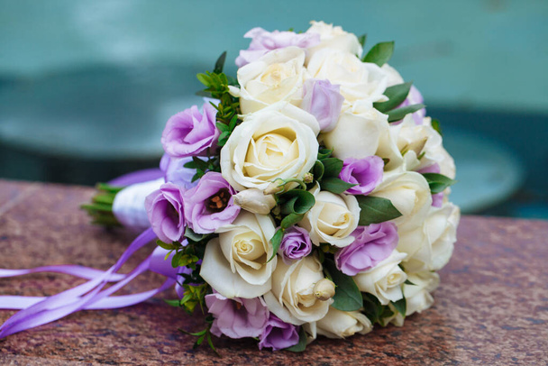 Gyönyörű esküvői csokor természetes virágok homályos háttér fekszik gránit - Fotó, kép