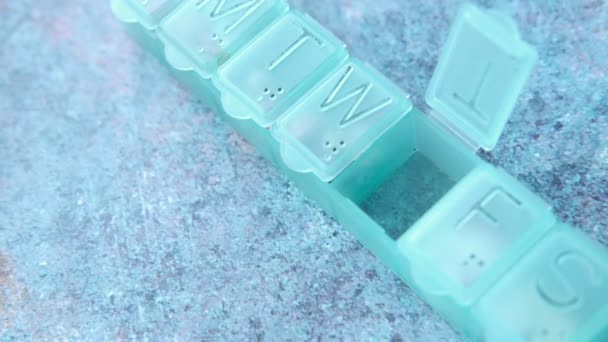 close-up de comprimidos e cápsula em uma caixa de pílula  - Filmagem, Vídeo