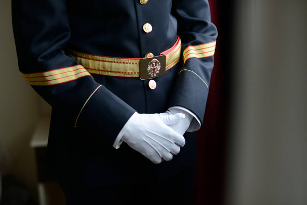Man in medium shot met Spaanse burgerwacht jurk en handschoenen - Foto, afbeelding