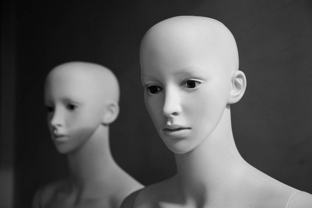 White scary mannequins stand and look at each other with their eyes - Φωτογραφία, εικόνα