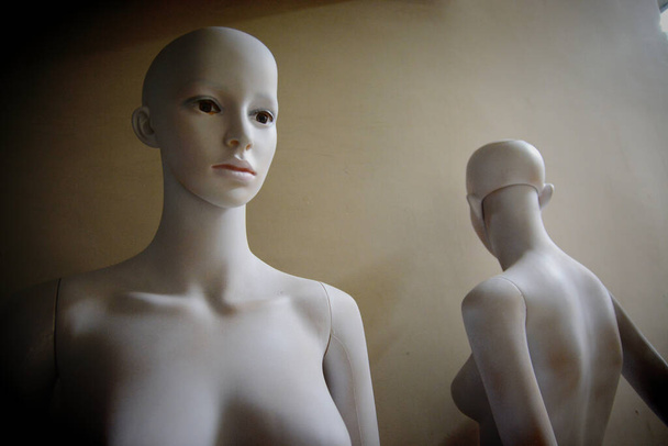 White scary mannequins stand and look at each other with their eyes - Fotografie, Obrázek