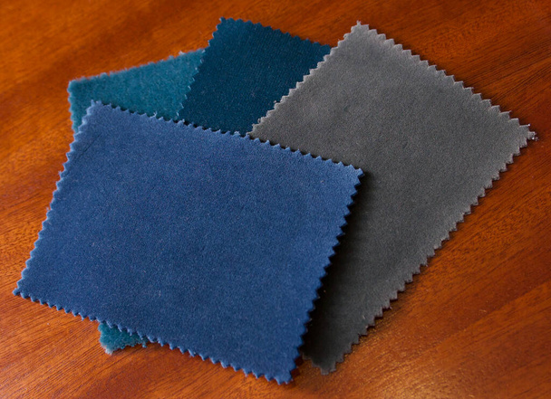 Neljä sametti kangas näytteitä sävyjä sininen vihreä puinen pöytä - Valokuva, kuva