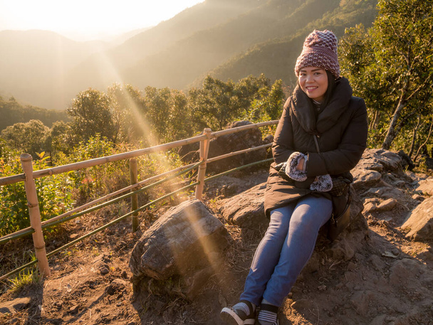 Азия девушка средних лет счастлива на горе это время восхода солнца или заката с копией пространства. - Фото, изображение