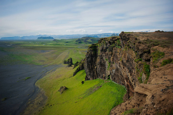 Prachtig uitzicht op Dyrhlaey rotsen bij Vik dorp. Landschap IJsland - Foto, afbeelding